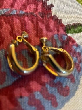 (BB2A) Vintage 1970’s Gold-Tone Classic Hoop Earrings Clip on Back
